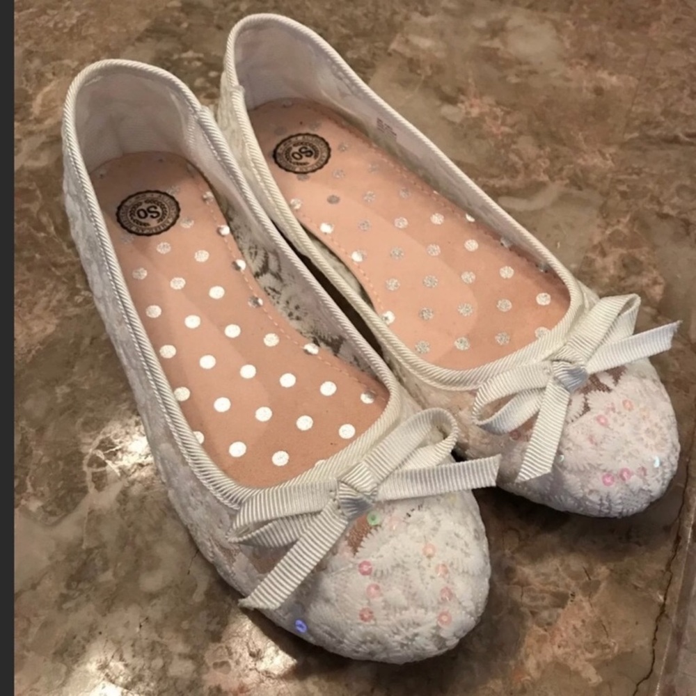 Girls White shoes with sequins.